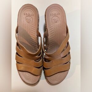 Crocs A-Leigh Cork wedge leather strapped sandal in tan. W9 size